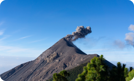 volcan en éruption Acatenango Guatemala