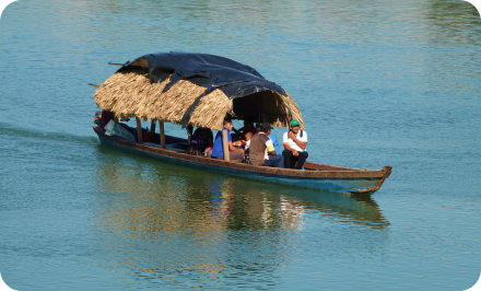 bateau sur une rivière au Guatemala