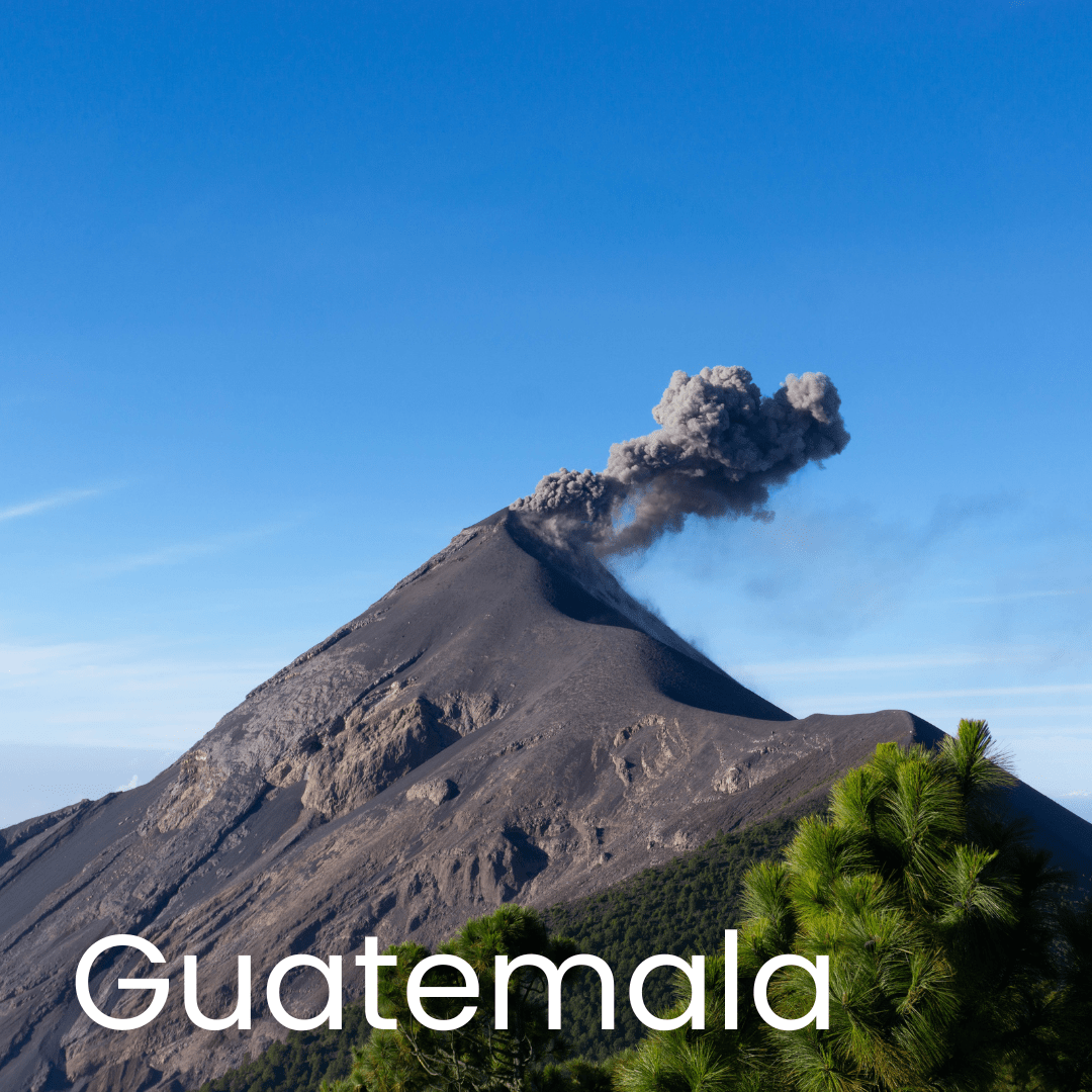 Volcan en éruption Acatenango