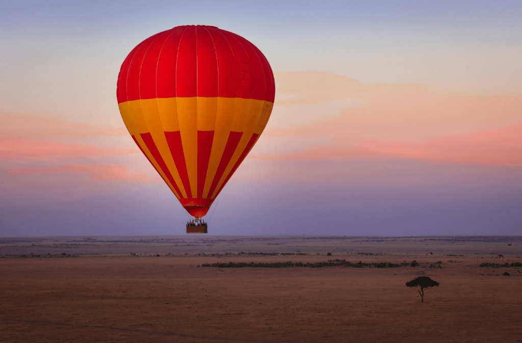 montgolfière au dessus de la savane kenya