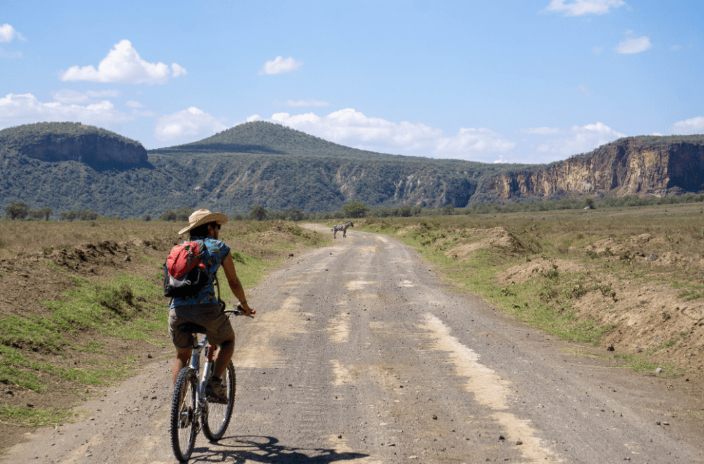 safari à vélo dans la réserve hell's gate au kenya