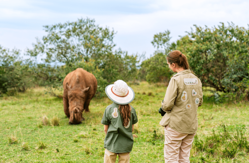 mère et sa fille qui observent une rhinocéros