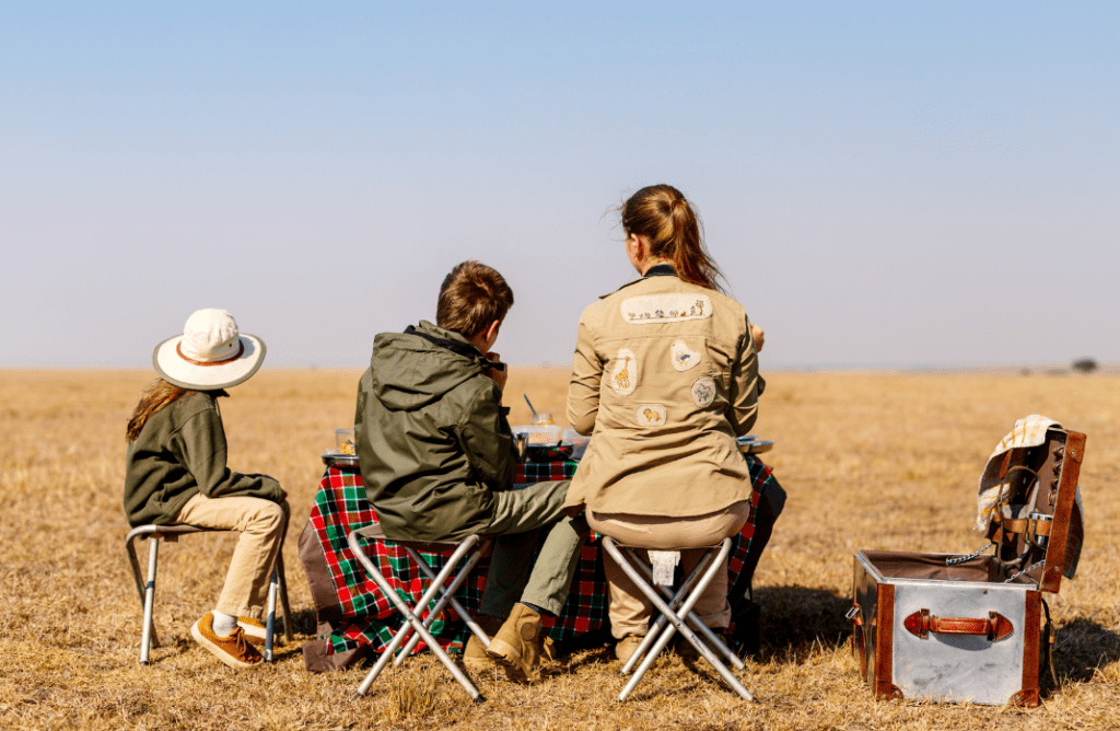 famille qui mange dans la savane