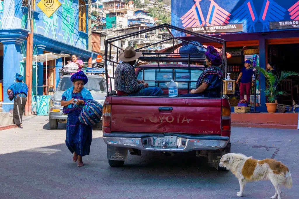voiture dans un village guatemaltèque