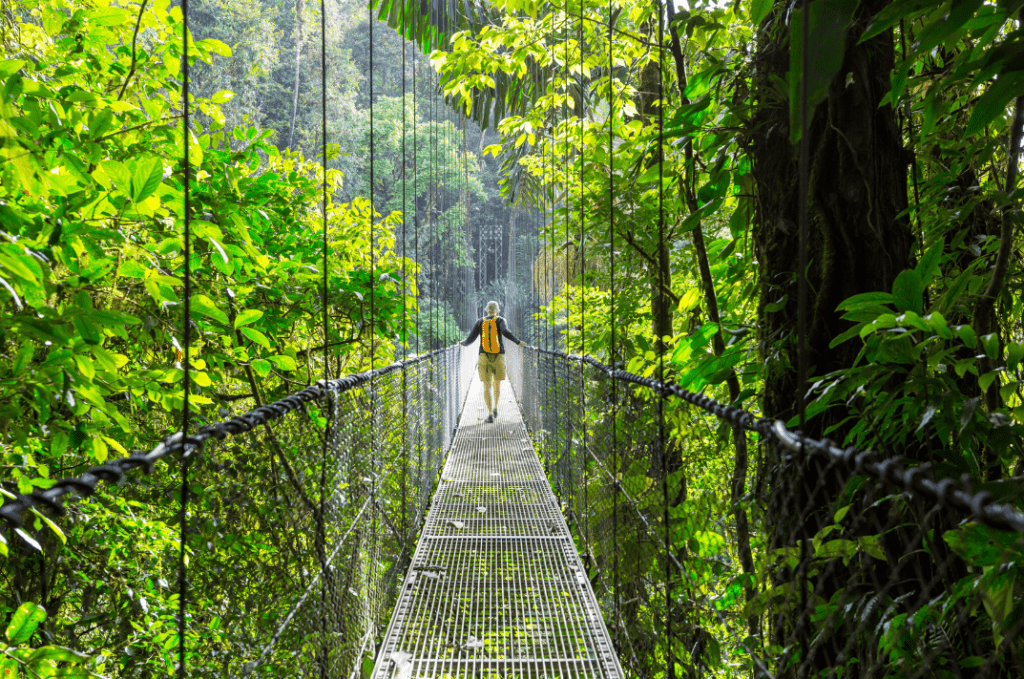 femme pont suspendu au costa rica