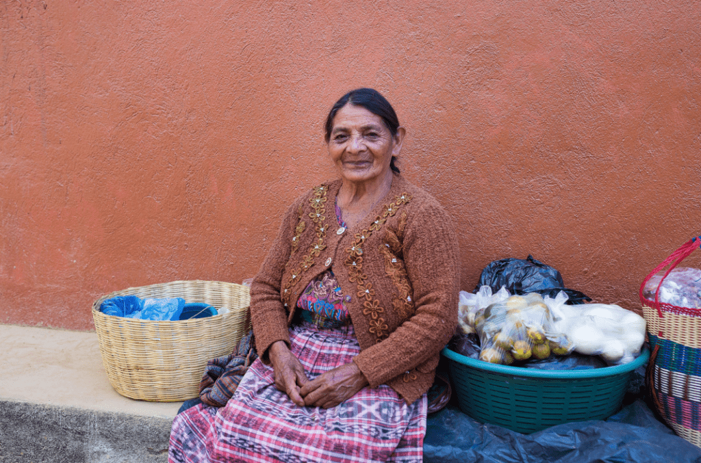 femme guatémaltèque assise souriante